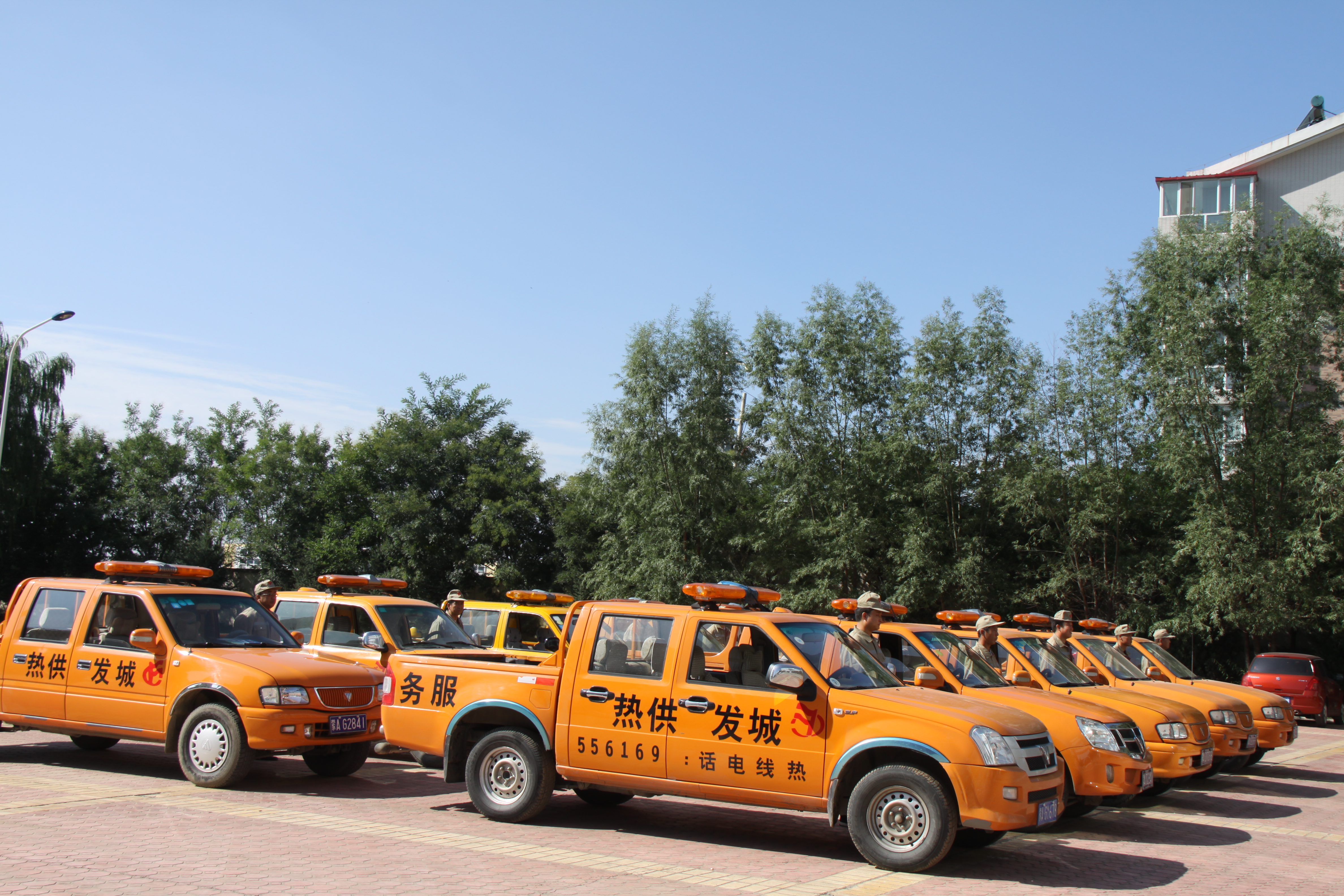 供熱服務(wù)、搶險(xiǎn)車隊(duì).jpg
